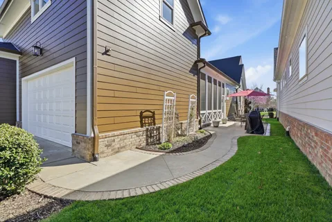 a view of back yard of the house