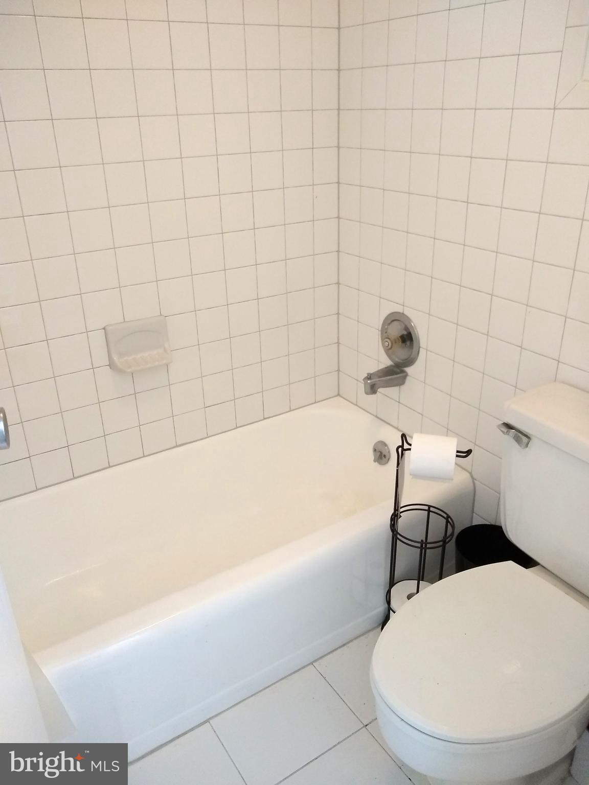 2800 Wisconsin Avenue Northwest, Unit 705 Washington, DC 20007 - Photo 30 of 42 Classic white bathroom