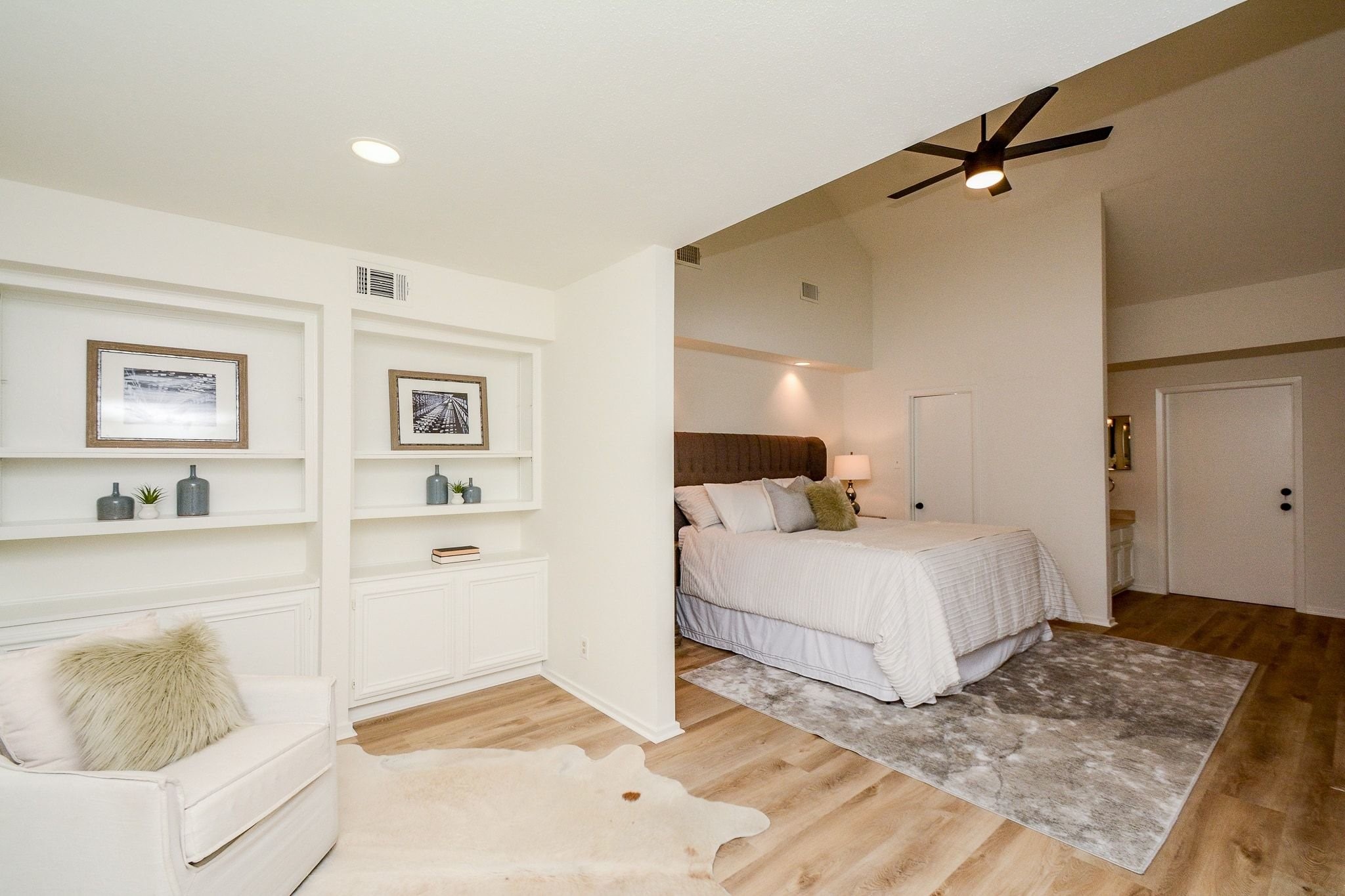 820 Harold Street Houston, TX 77006 - Photo 20 of 33 The built-in shelving and cabinet nook off the primary bedroom is perfect as a reading corner, home office spot, or dressing area.