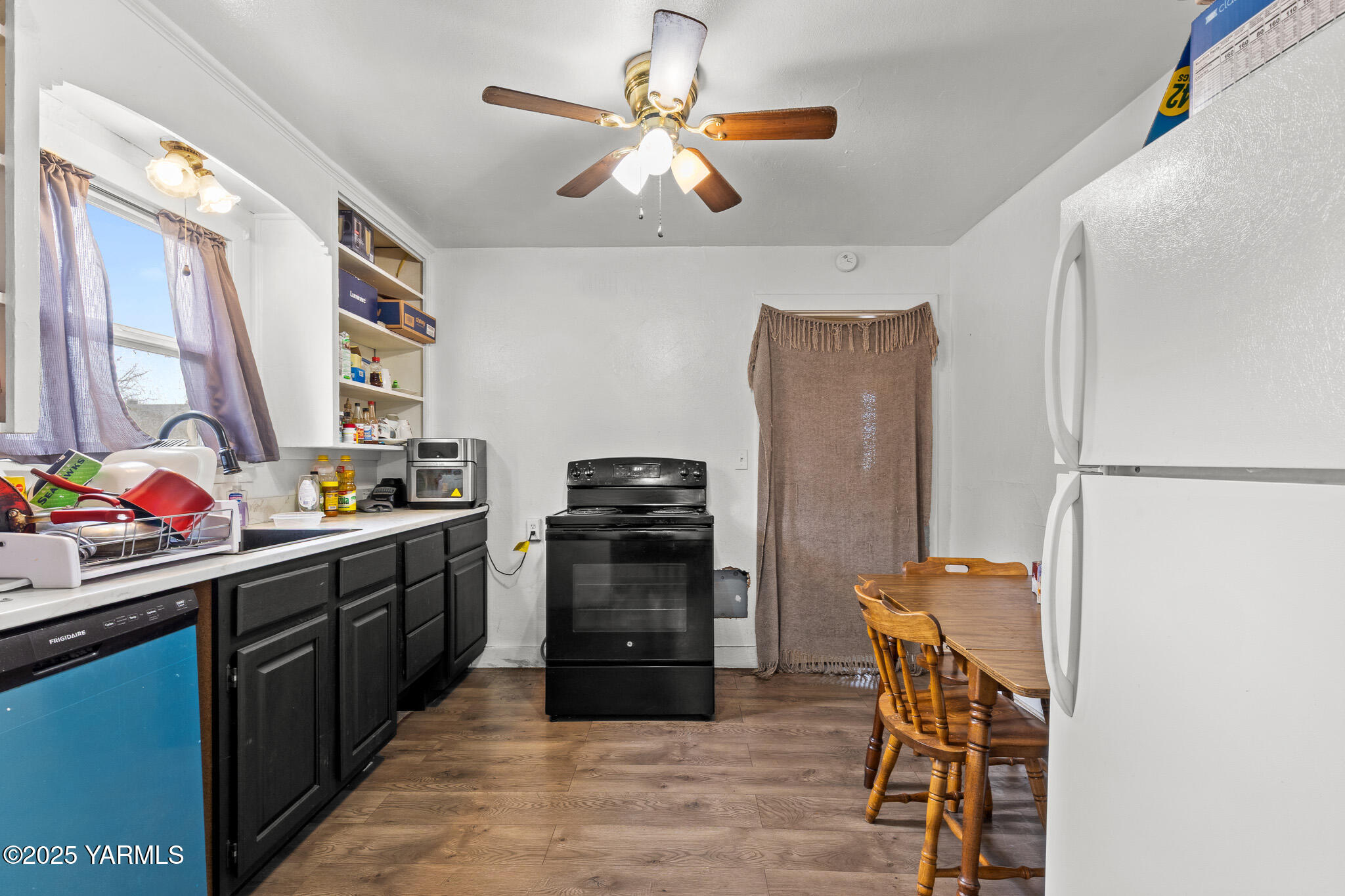 2832 South Wiley Road Yakima, WA 98903 - Photo 11 of 21 a kitchen with stainless steel appliances a stove refrigerator and a window