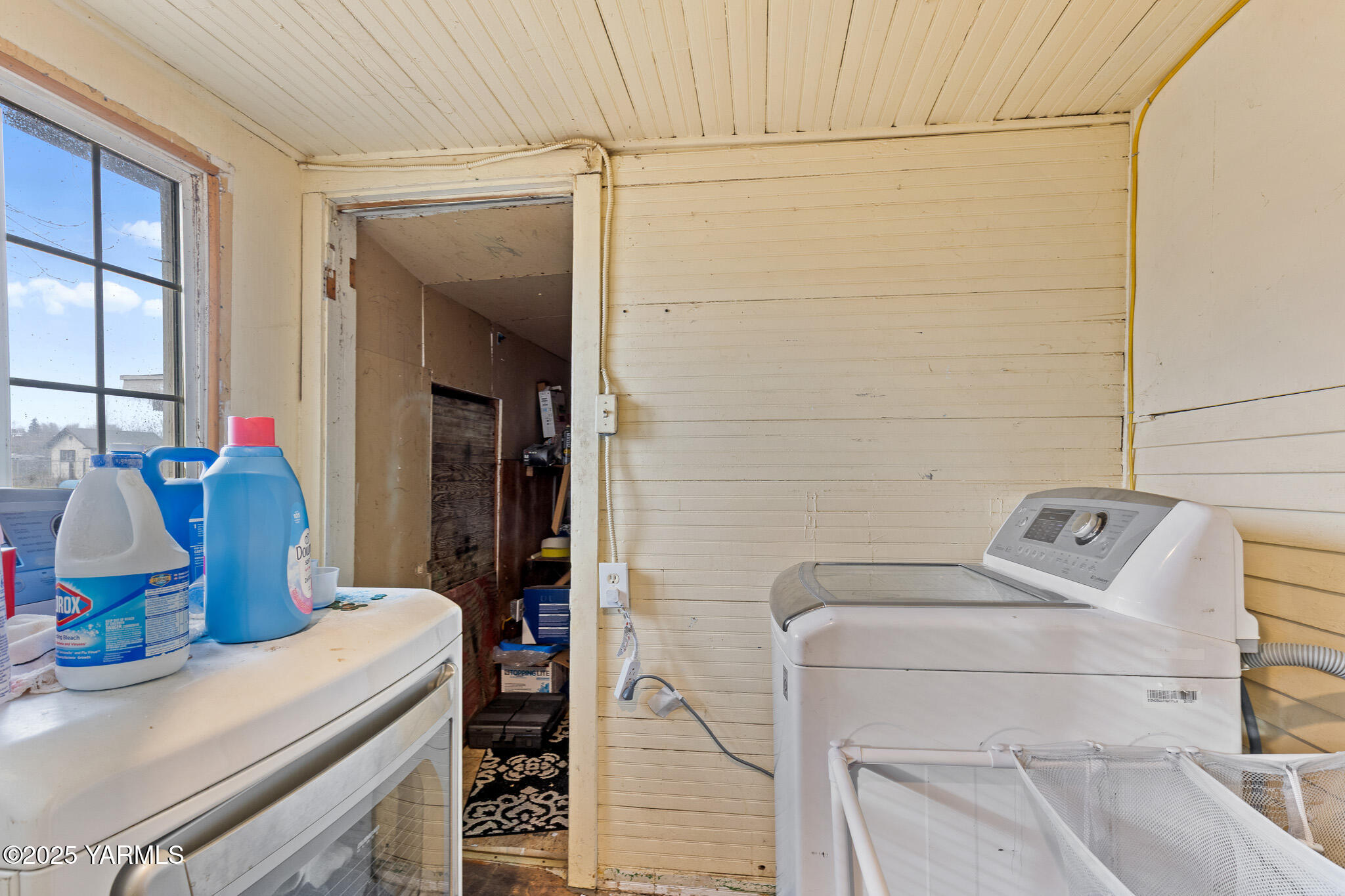 2832 South Wiley Road Yakima, WA 98903 - Photo 13 of 21 a bathroom with a sink toilet and shower