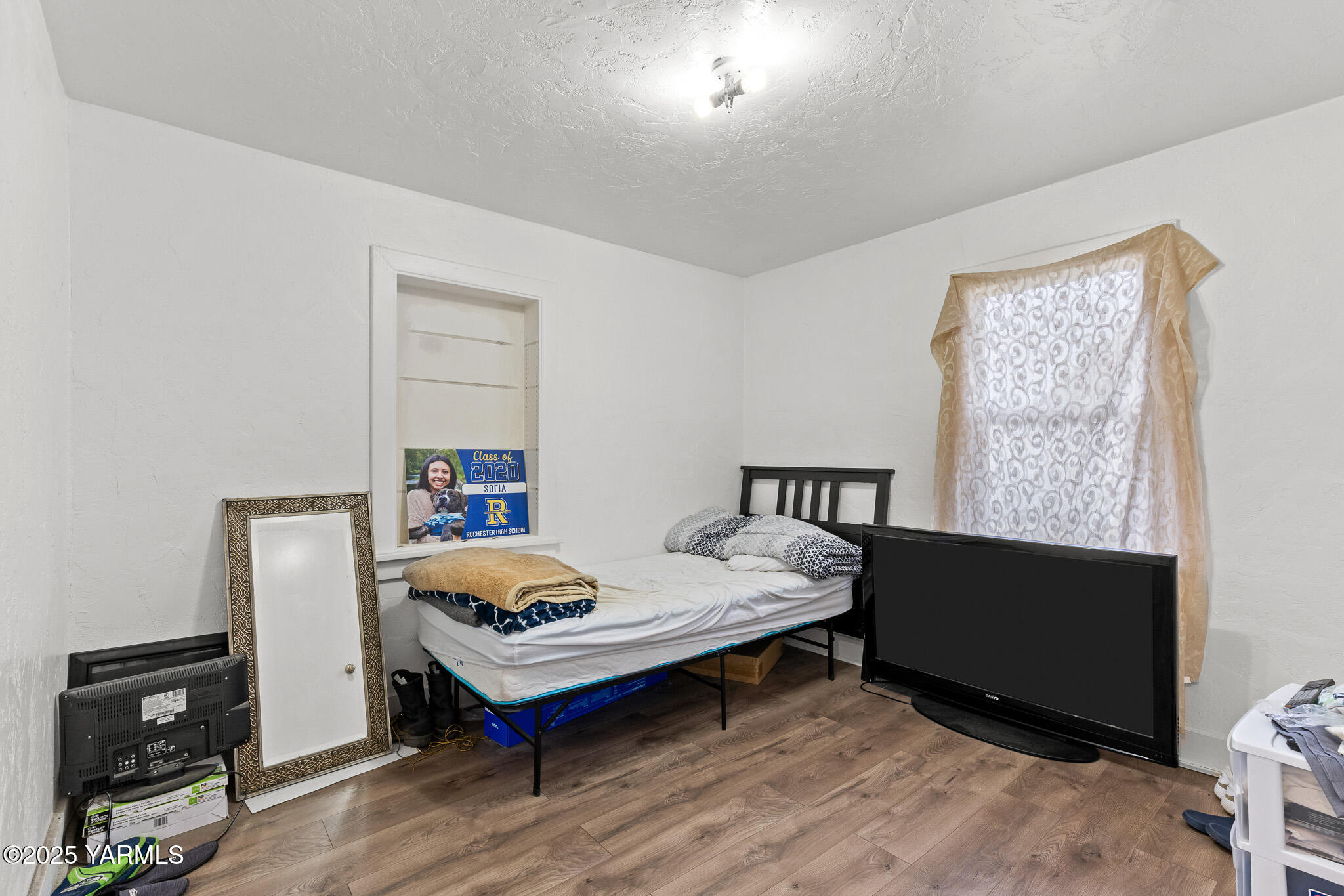 2832 South Wiley Road Yakima, WA 98903 - Photo 14 of 21 a room with furniture and a window