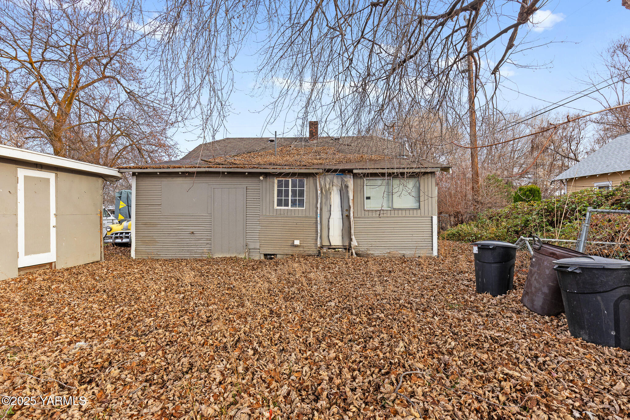 2832 South Wiley Road Yakima, WA 98903 - Photo 18 of 21 a front view of a house with a garden