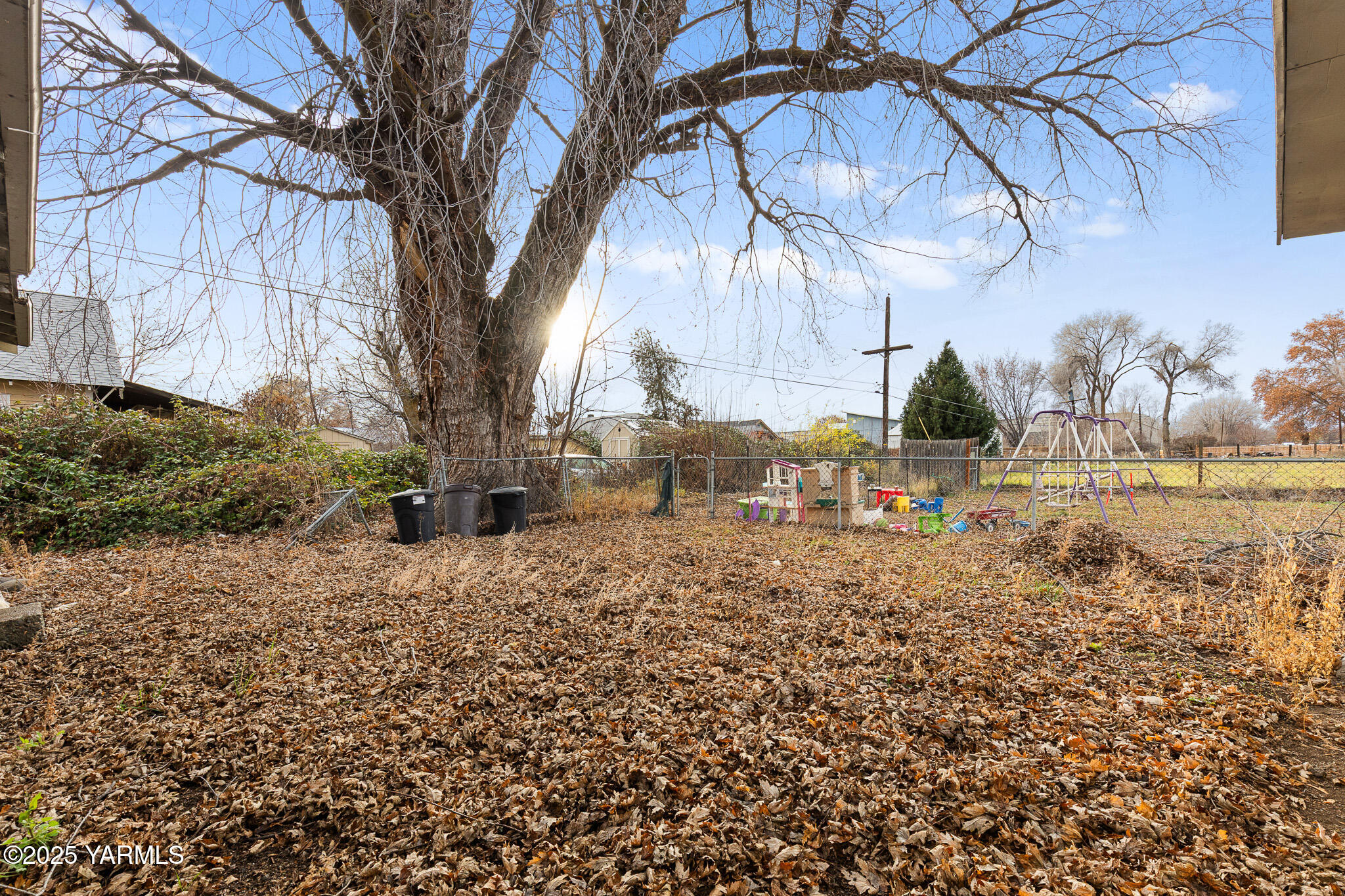 2832 South Wiley Road Yakima, WA 98903 - Photo 20 of 21 a backyard of a house with lots of green space