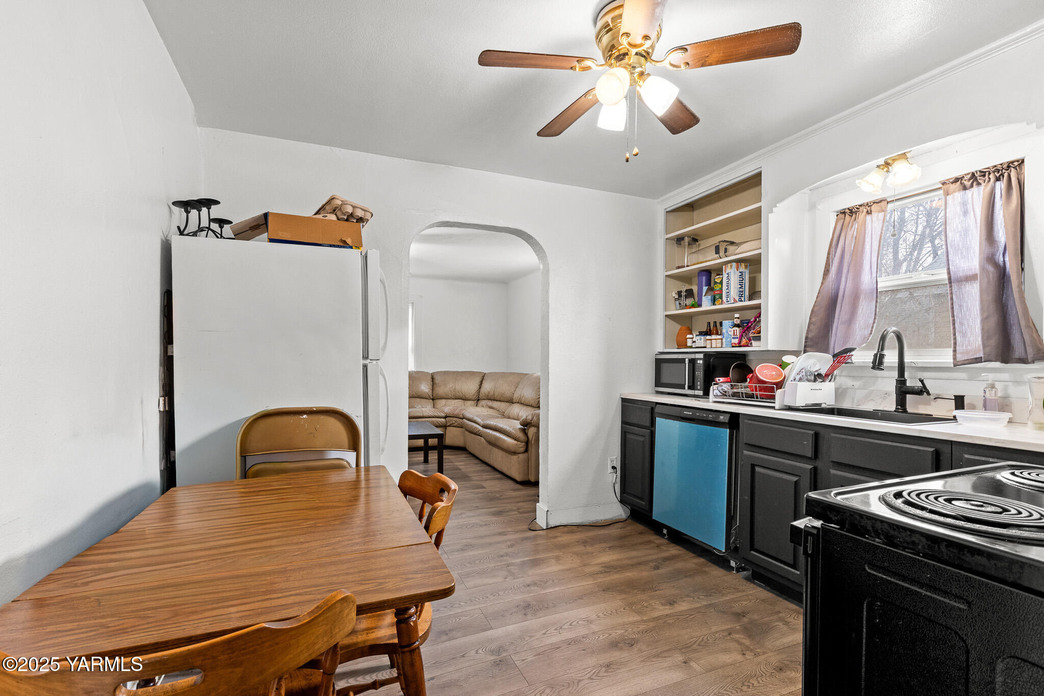 2832 South Wiley Road Yakima, WA 98903 - Photo 2 of 21 a kitchen with a table chairs a stove and a window