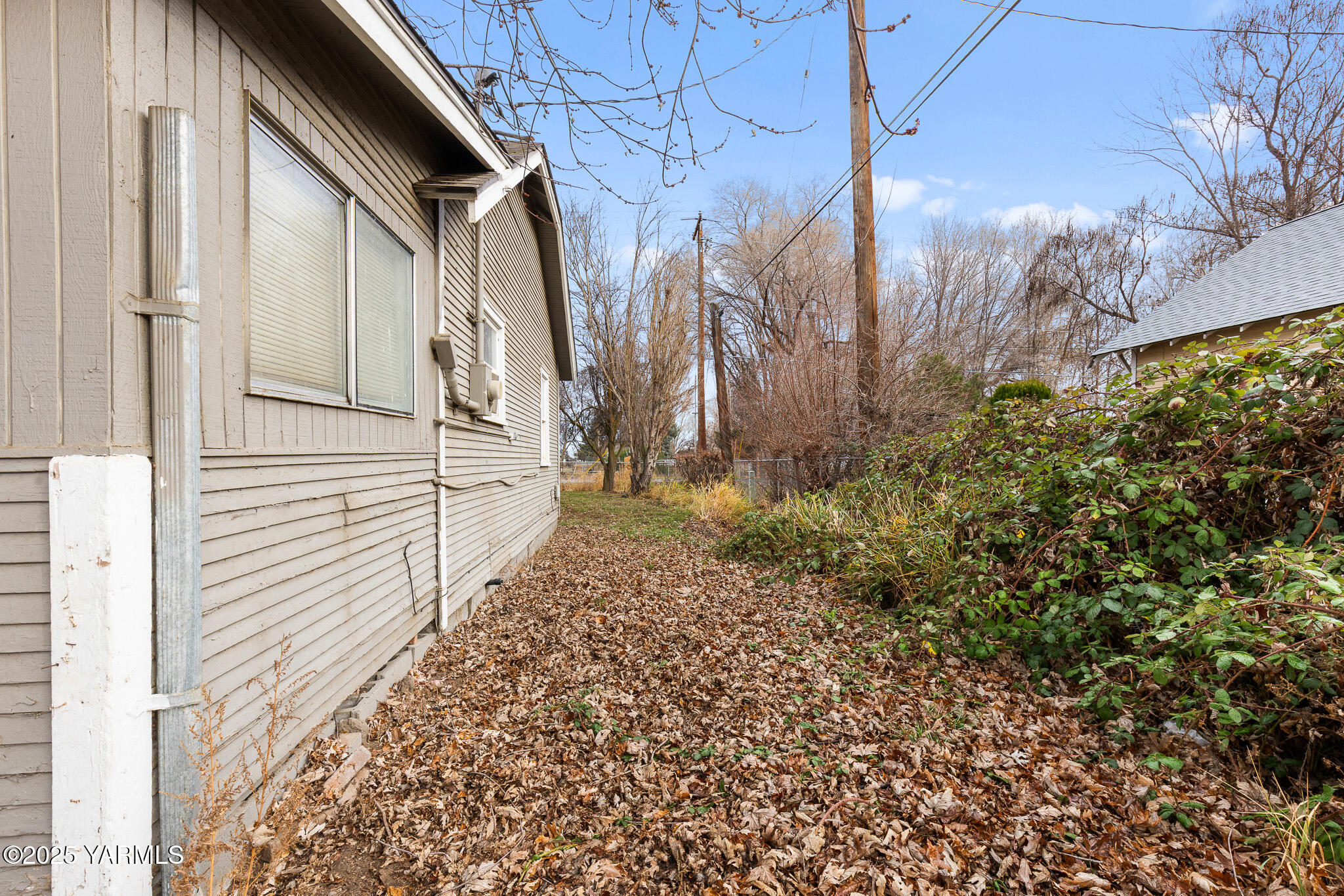 2832 South Wiley Road Yakima, WA 98903 - Photo 21 of 21 a pathway of a house with a yard
