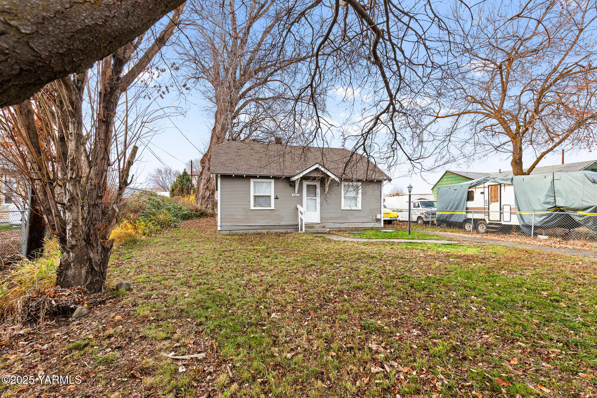 2832 South Wiley Road Yakima, WA 98903 - Photo 3 of 21 a house with huge green field in front of it
