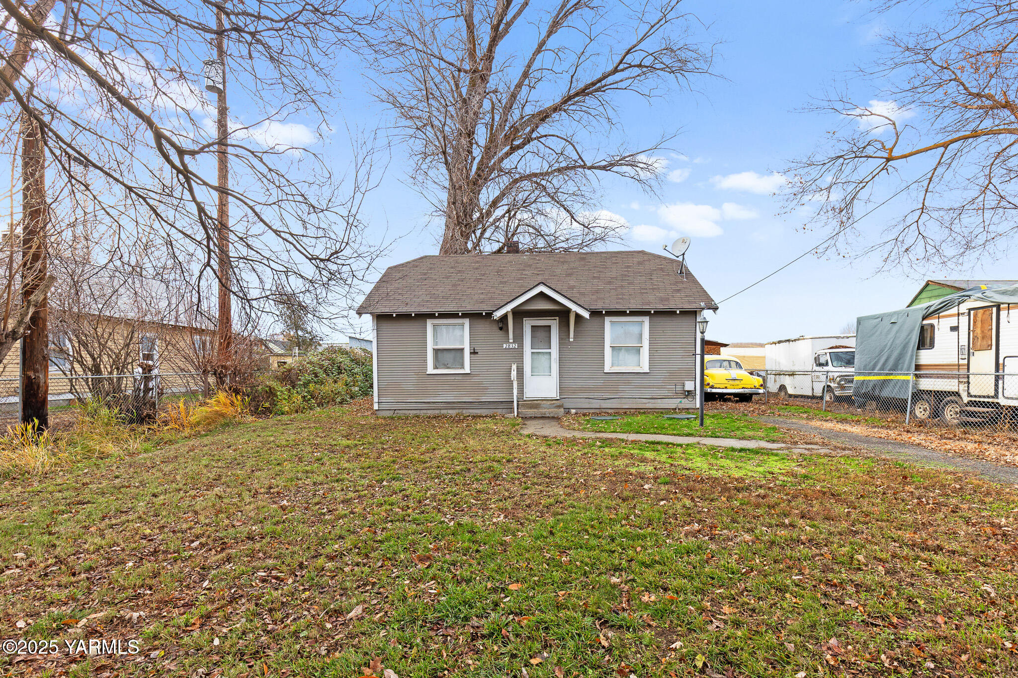 2832 South Wiley Road Yakima, WA 98903 - Photo 4 of 21 a house view with a outdoor space