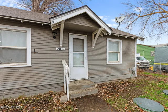 a view of a house with a yard