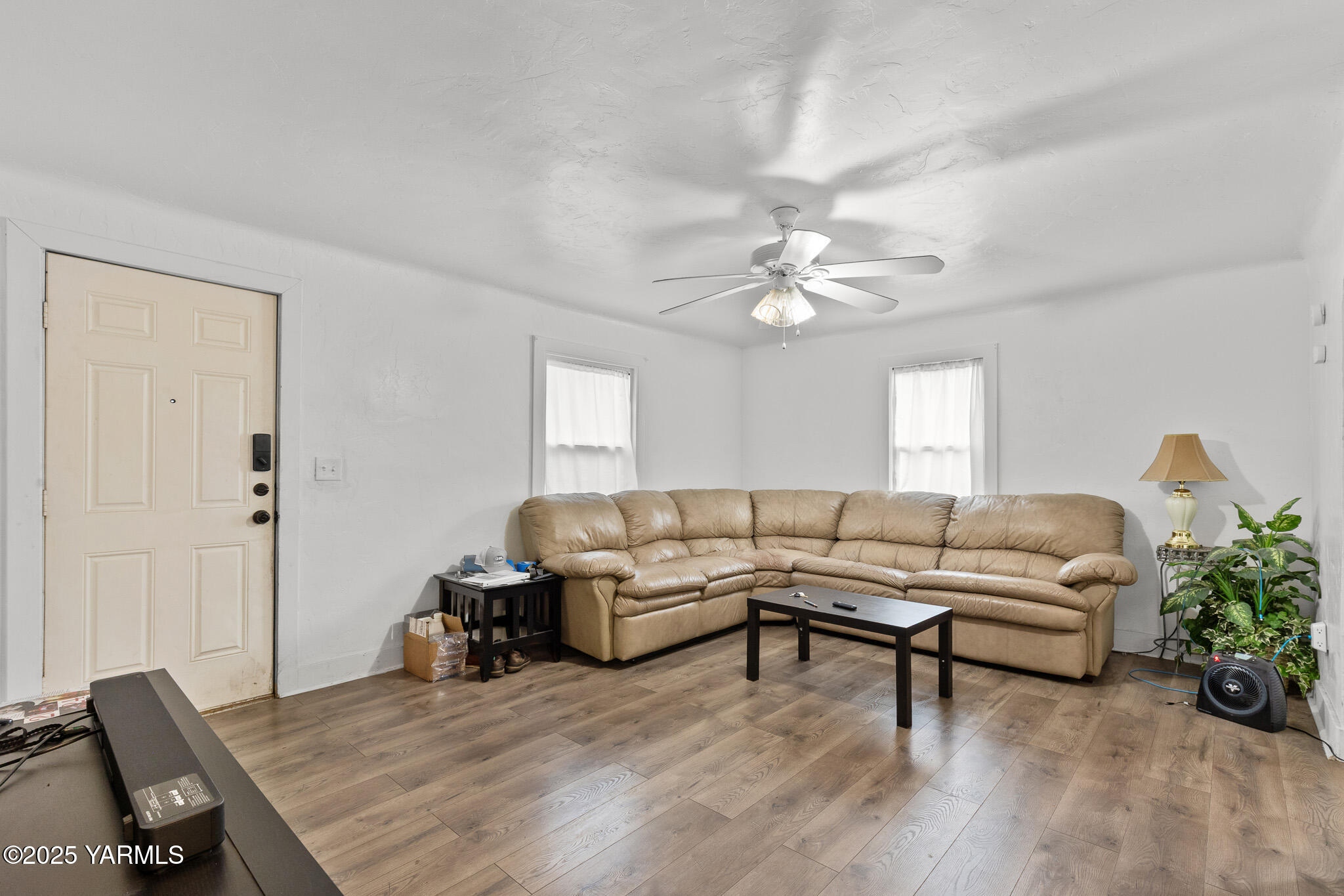2832 South Wiley Road Yakima, WA 98903 - Photo 9 of 21 a living room with furniture and a chandelier