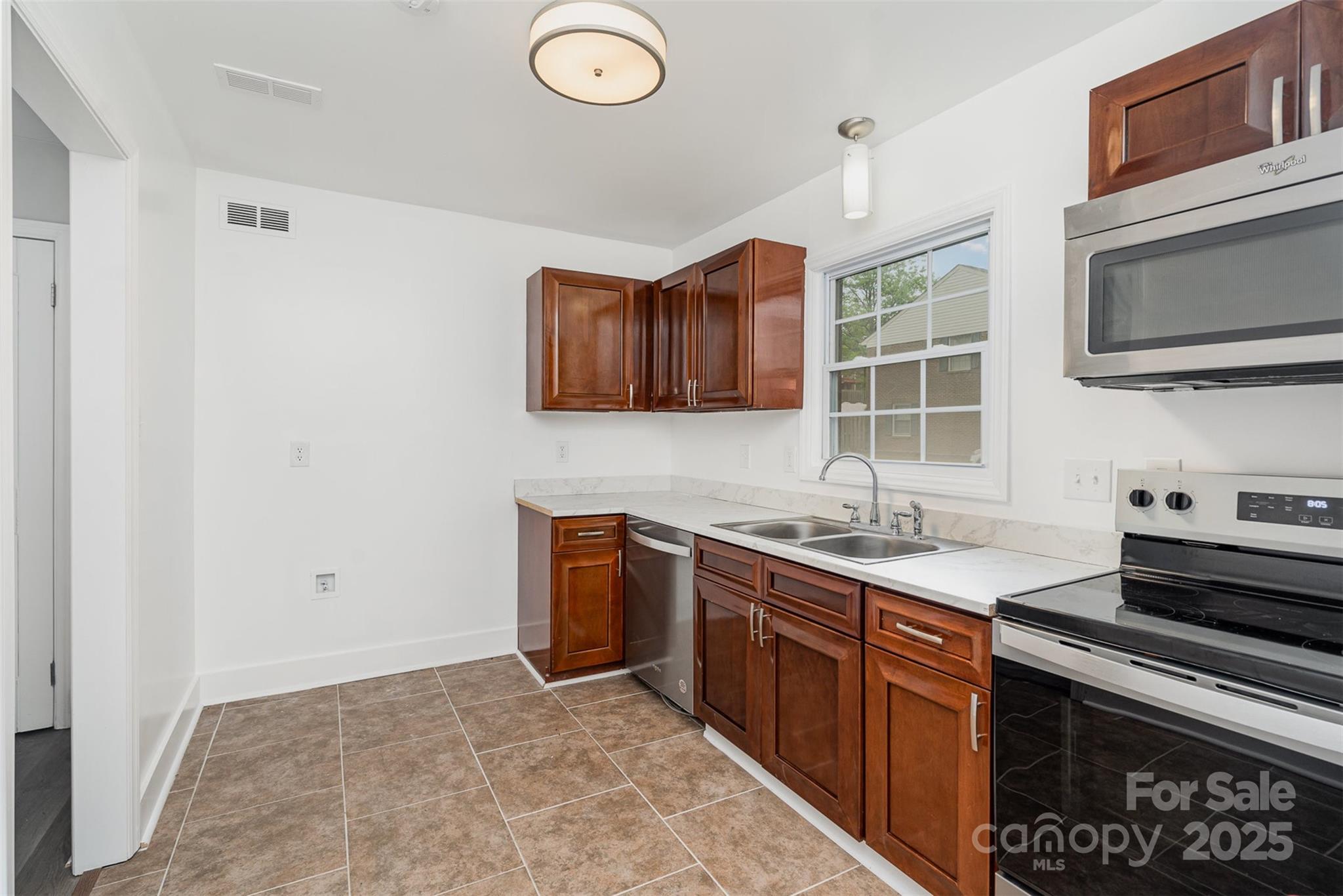 8325 Knights Bridge Road Charlotte, NC 28210 - Photo 8 of 25 Gallery Image 8