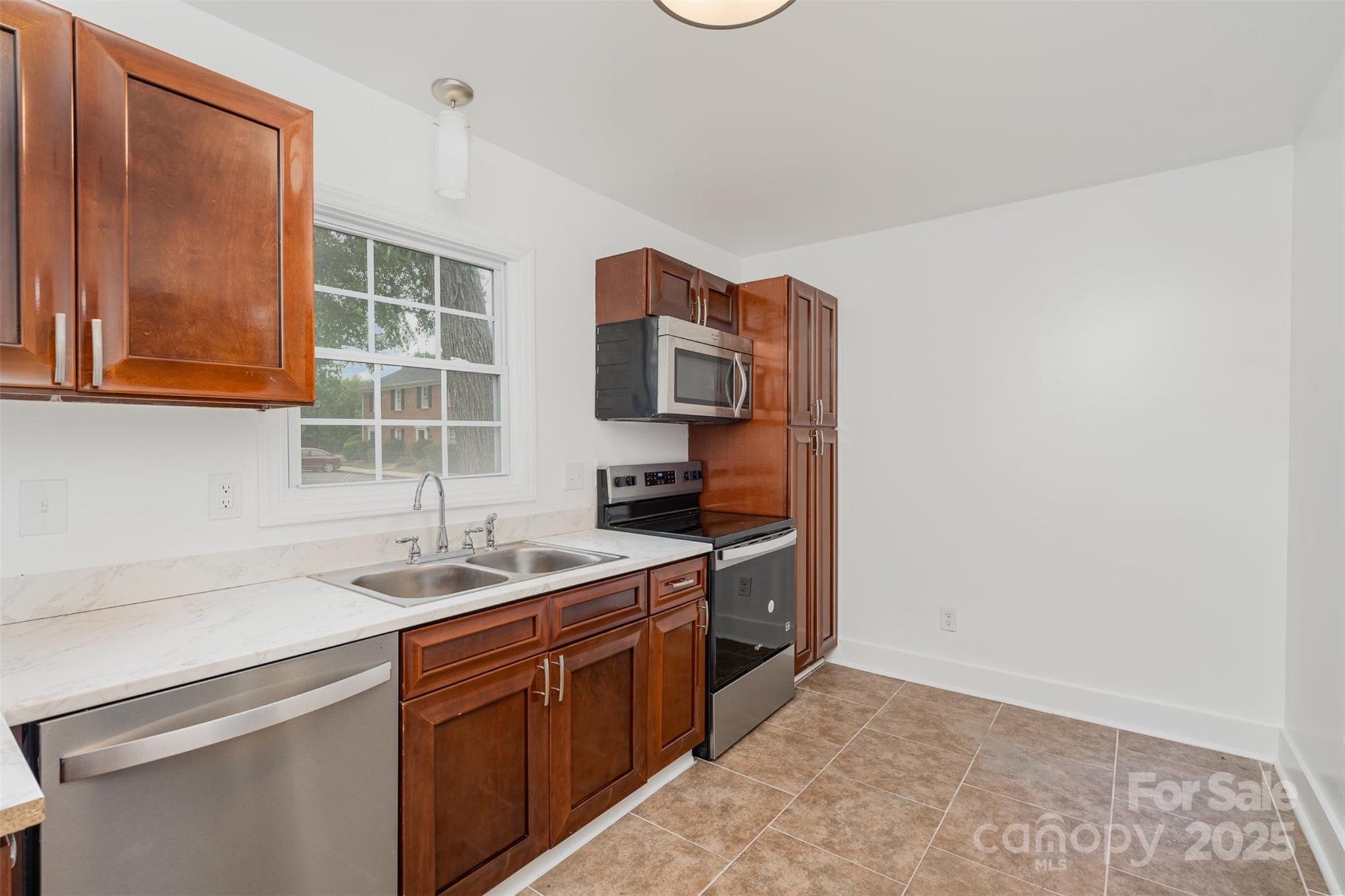 8325 Knights Bridge Road Charlotte, NC 28210 - Photo 9 of 25 Gallery Image 9