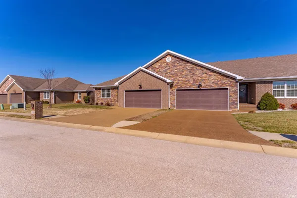 $309,900 | 9904 Arbor Lake Drive, Newburgh, IN 47630