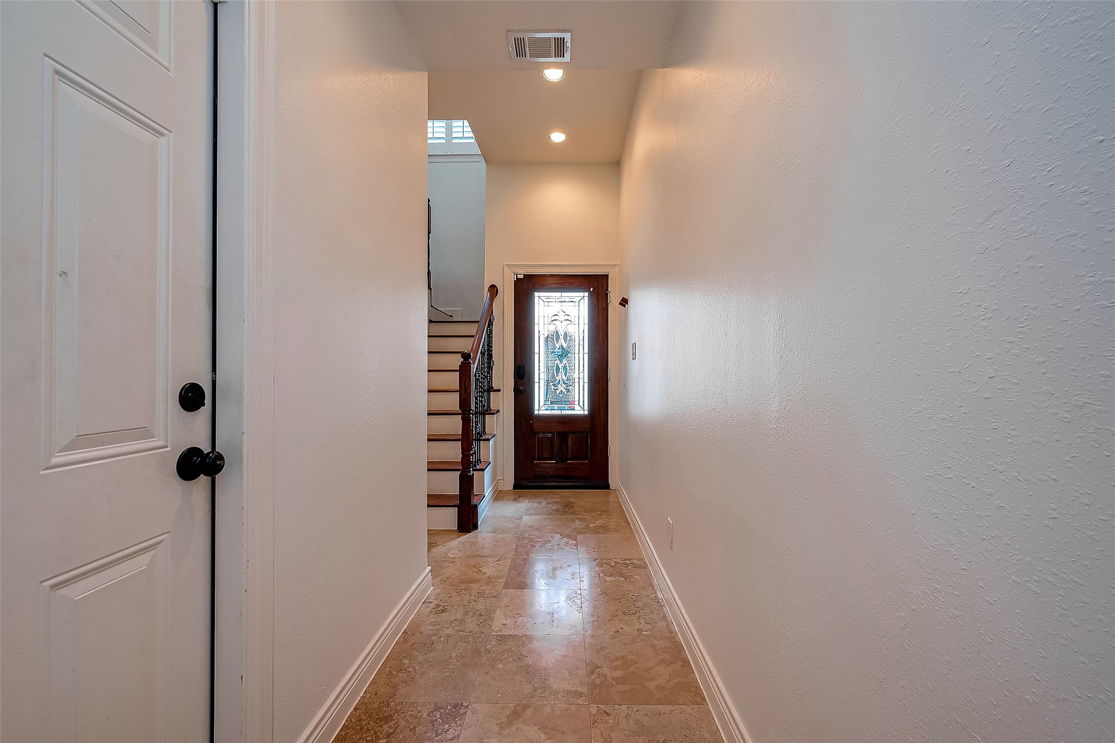 5608 Kansas Street, Unit B Houston, TX 77007 - Photo 11 of 24 View of the main hall onto the front entrane.