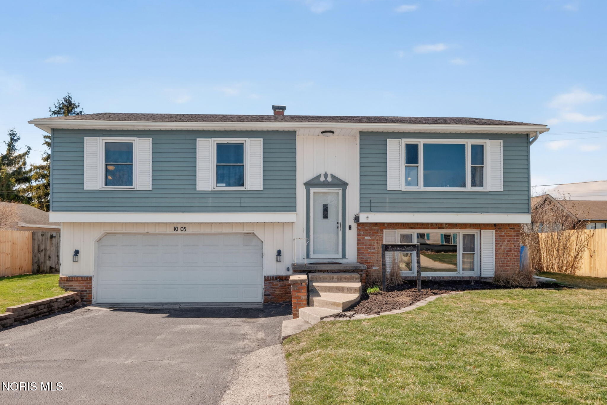 1005 Farmington Road Maumee, OH 43537 - Photo 1 of 2 Front