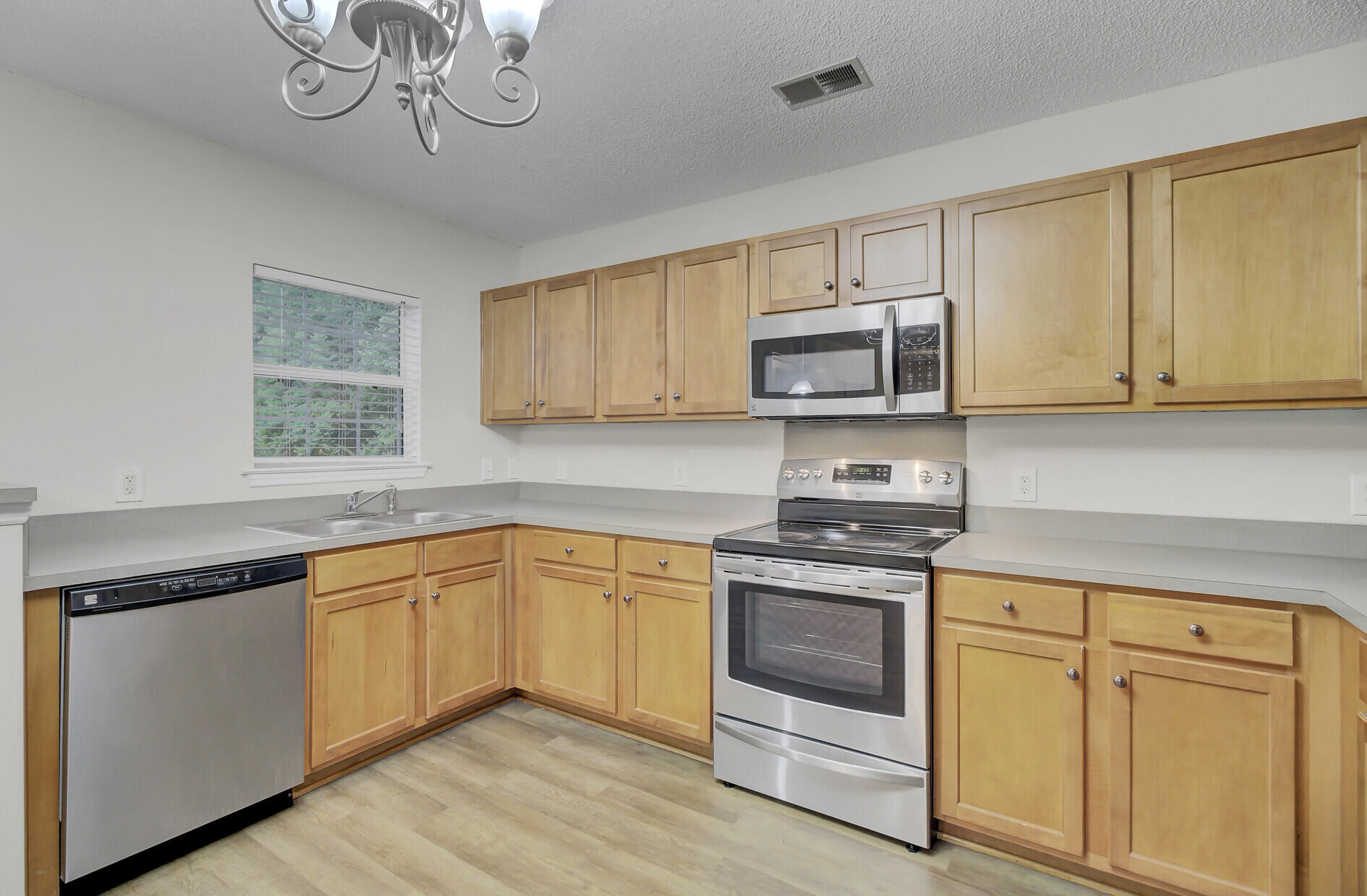 139 Hammerbeck Road Summerville, SC 29483 - Photo 13 of 43 Living/Dining Area