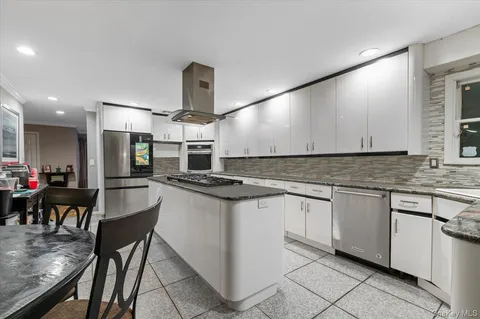 $1,175,000 | 44 East End Avenue, Hicksville, NY 11801