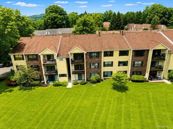$425,000 | 10 Edinburgh Drive, Unit 10, Peekskill, NY 10566