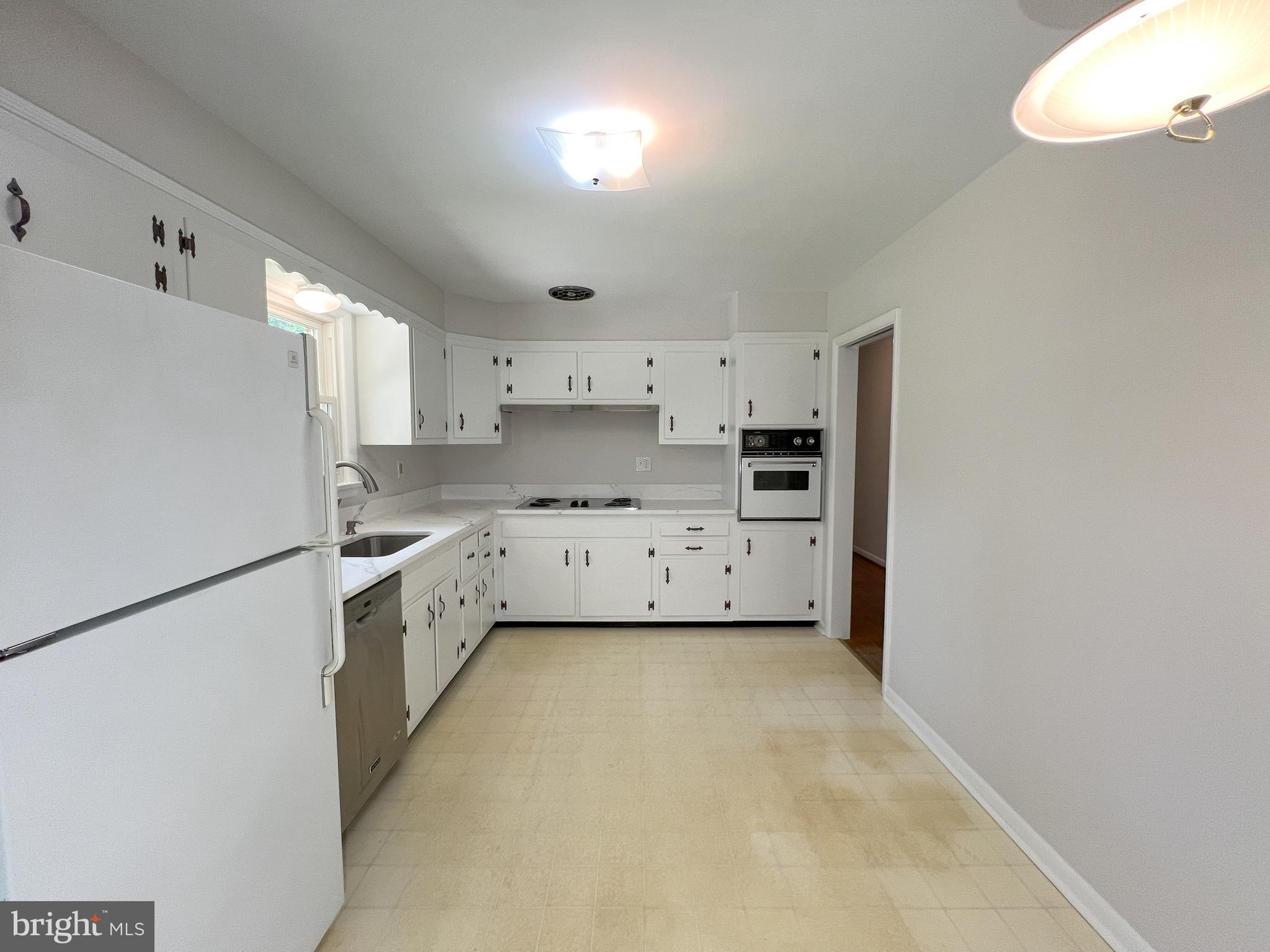 10001 Woodhill Road Bethesda, MD 20817 - Photo 9 of 30 Kitchen, Table Space