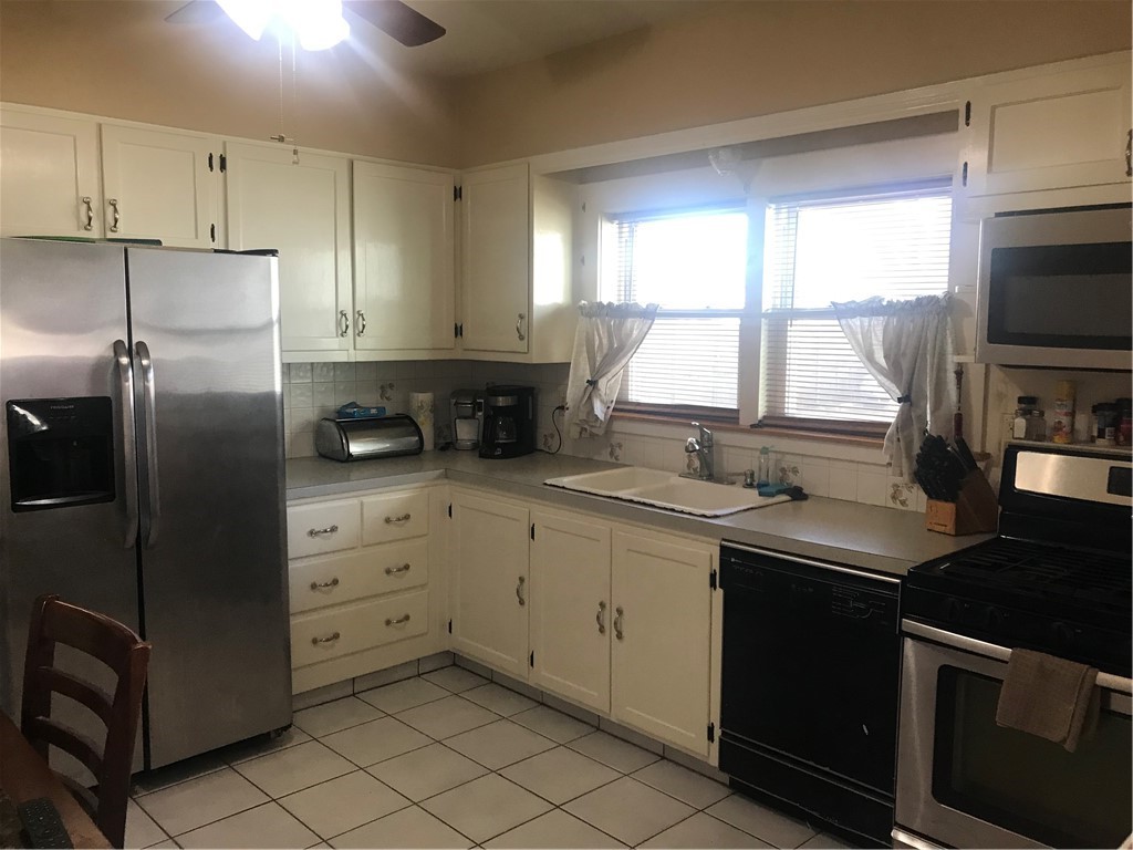 278 Aqueduct Road Cranston, RI 02910 - Photo 5 of 17