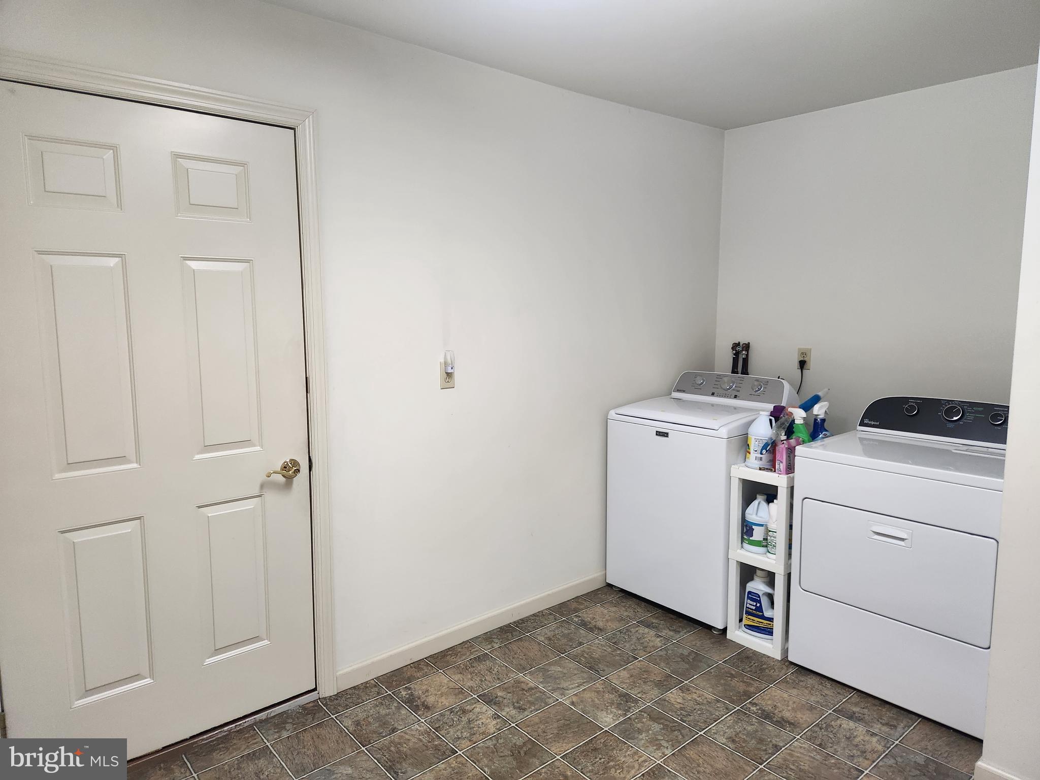 33 Tara Drive Lititz, PA 17543 - Photo 44 of 53 a utility room with dryer and washer