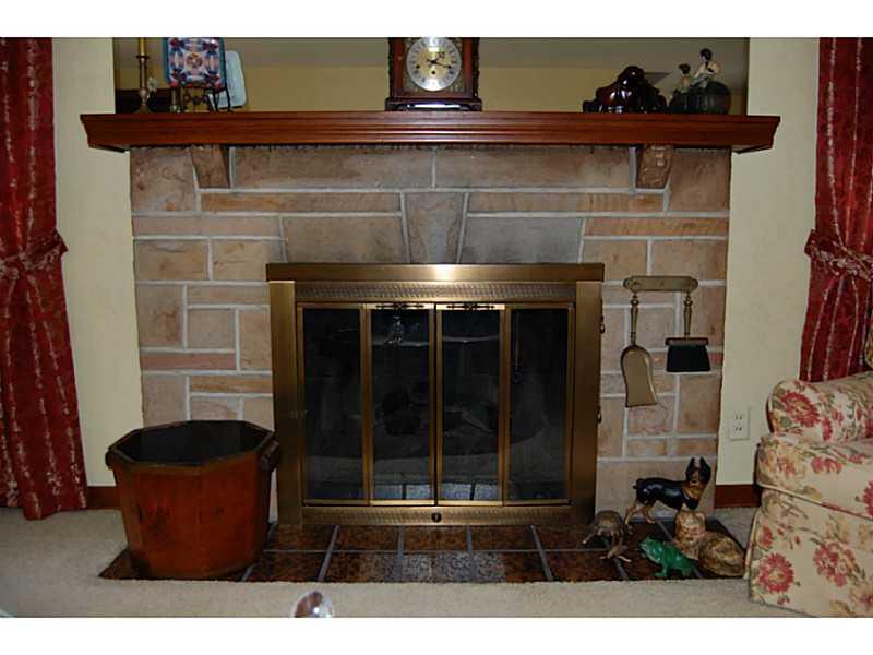 241 Long Road Penn Hills, PA 15235 - Photo 3 of 25 Living Room.