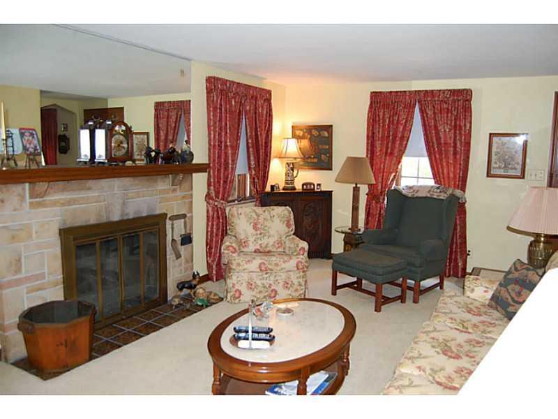 241 Long Road Penn Hills, PA 15235 - Photo 4 of 25 Living Room.