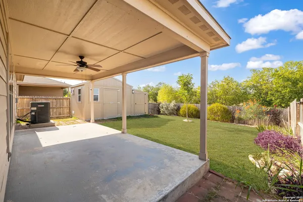 a view of a backyard