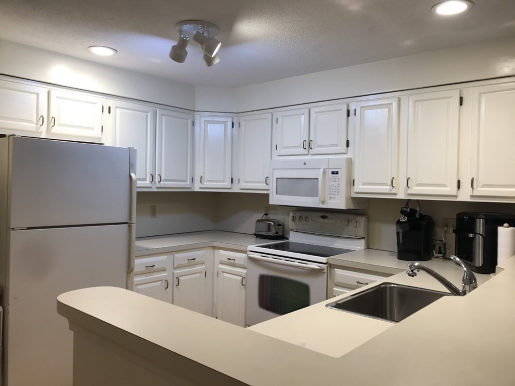 17 Abington Road, Unit 17 Danvers, MA 01923 - Photo 3 of 11 Gallery Image 3