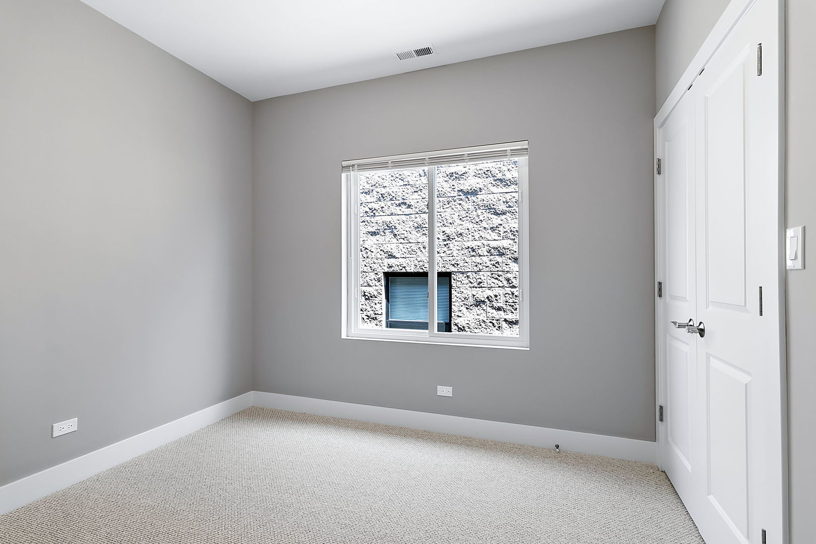 4231 South Champlain Avenue Chicago, IL 60653 - Photo 8 of 18 an empty room with a window