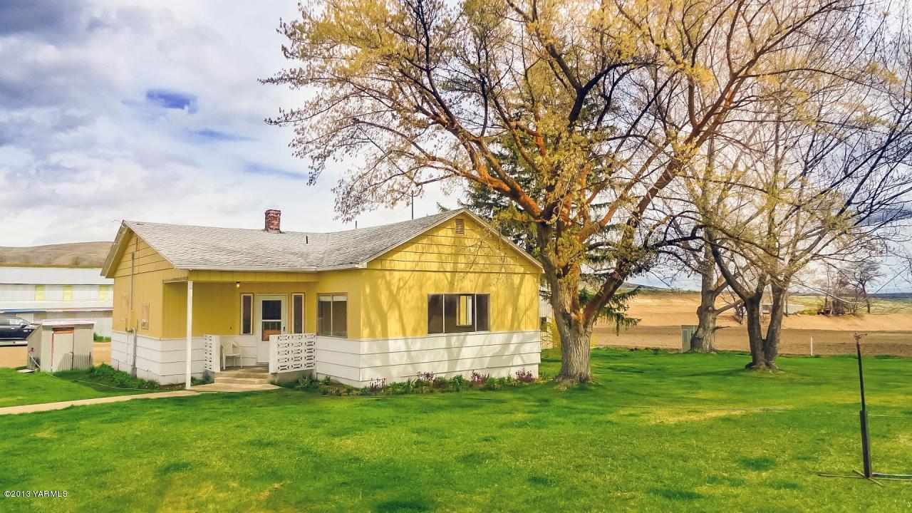 1993 Cook Road Yakima, WA 98908 - Photo 3 of 25 a front view of a house with a garden