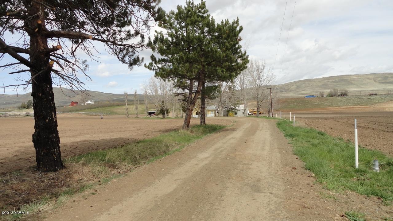 1993 Cook Road Yakima, WA 98908 - Photo 21 of 25 a view of a street with an ocean view