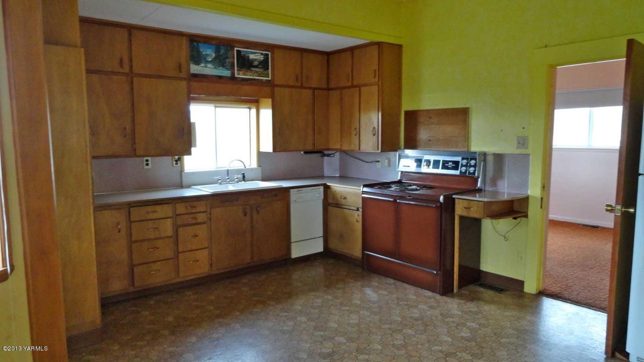 1993 Cook Road Yakima, WA 98908 - Photo 6 of 25 a kitchen with stainless steel appliances granite countertop a sink stove and refrigerator