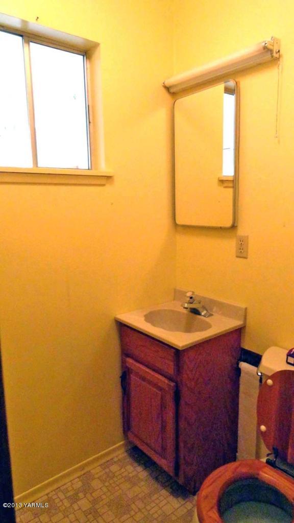 1993 Cook Road Yakima, WA 98908 - Photo 8 of 25 a bathroom with a sink and a mirror