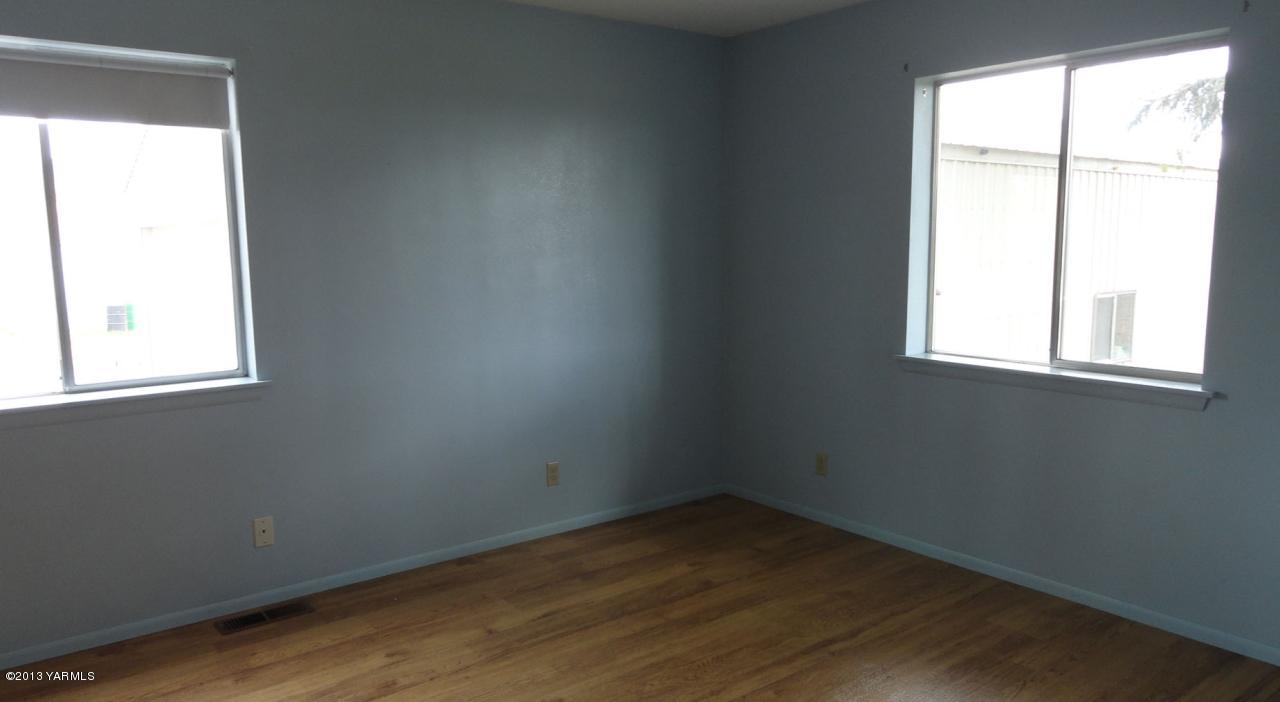 1993 Cook Road Yakima, WA 98908 - Photo 9 of 25 an empty room with wooden floor and windows