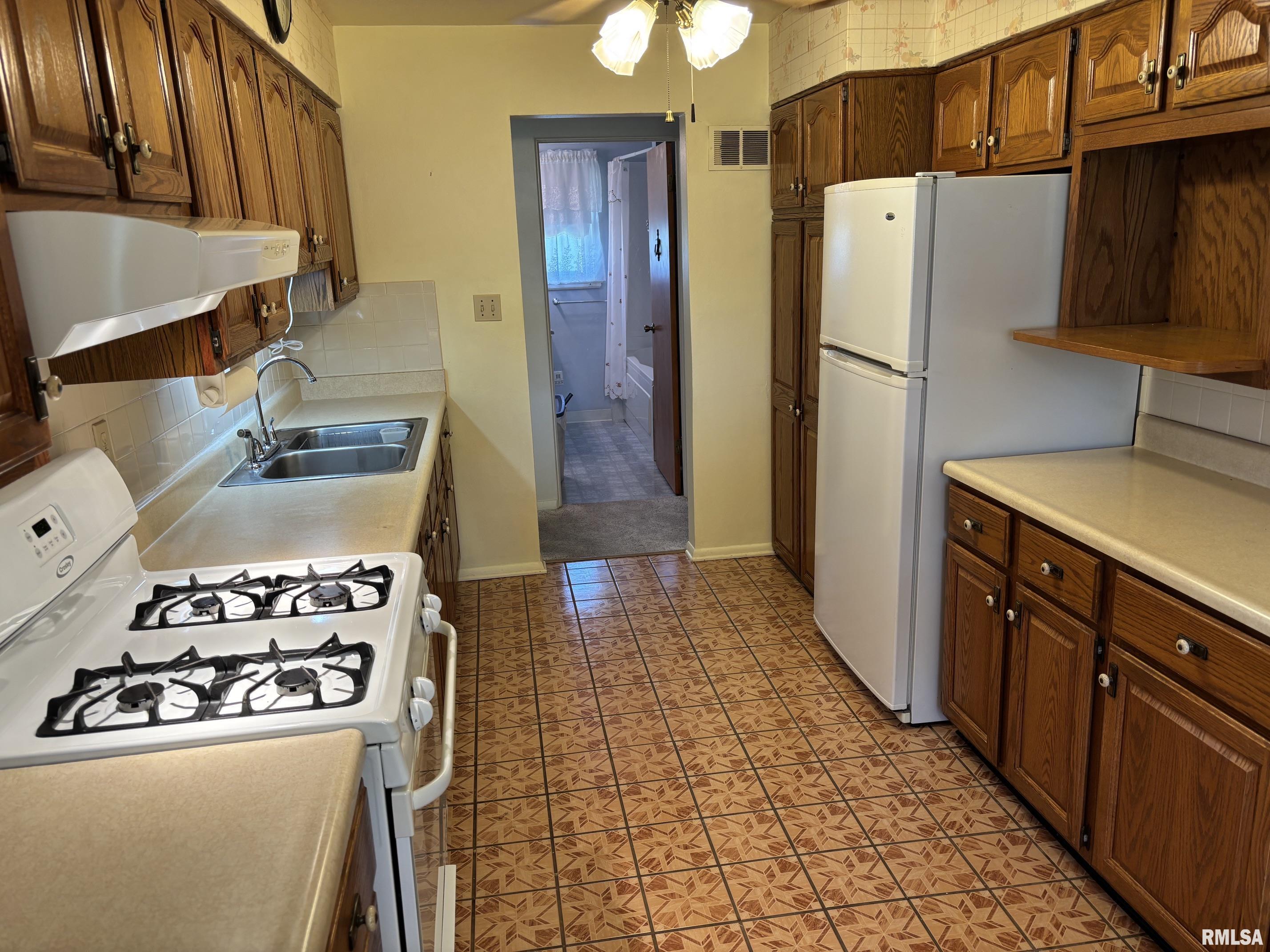 402 Sheridan Road Pekin, IL 61554 - Photo 19 of 33