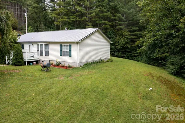 a view of a house with backyard