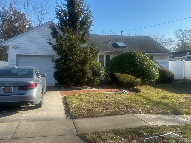 $699,000 | 39 Laurel Hill Drive, Valley Stream, NY 11581