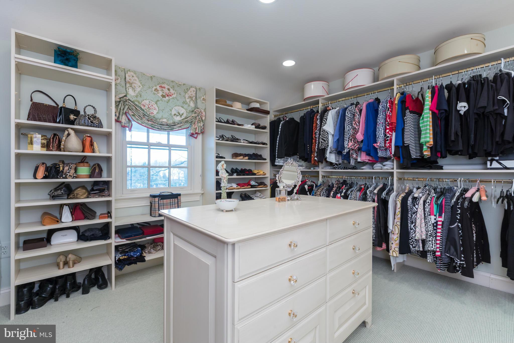 9490 River Road Potomac, MD 20854 - Photo 18 of 30 Master Dressing Room