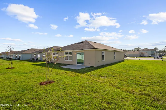 a view of an house with pool and a yard