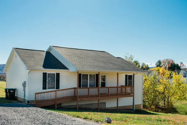 a view of house with garden