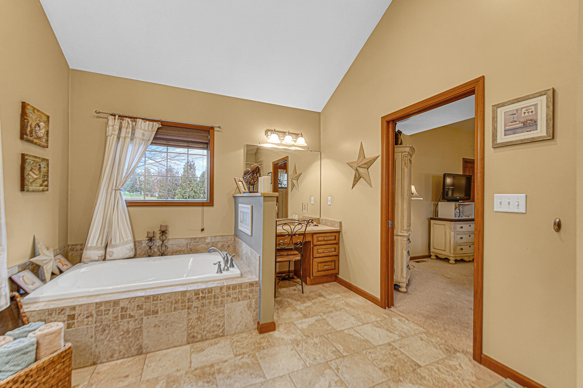 3252 Mockingbird Lane Valparaiso, IN 46383 - Photo 19 of 23 a spacious bathroom with a tub sink and mirror