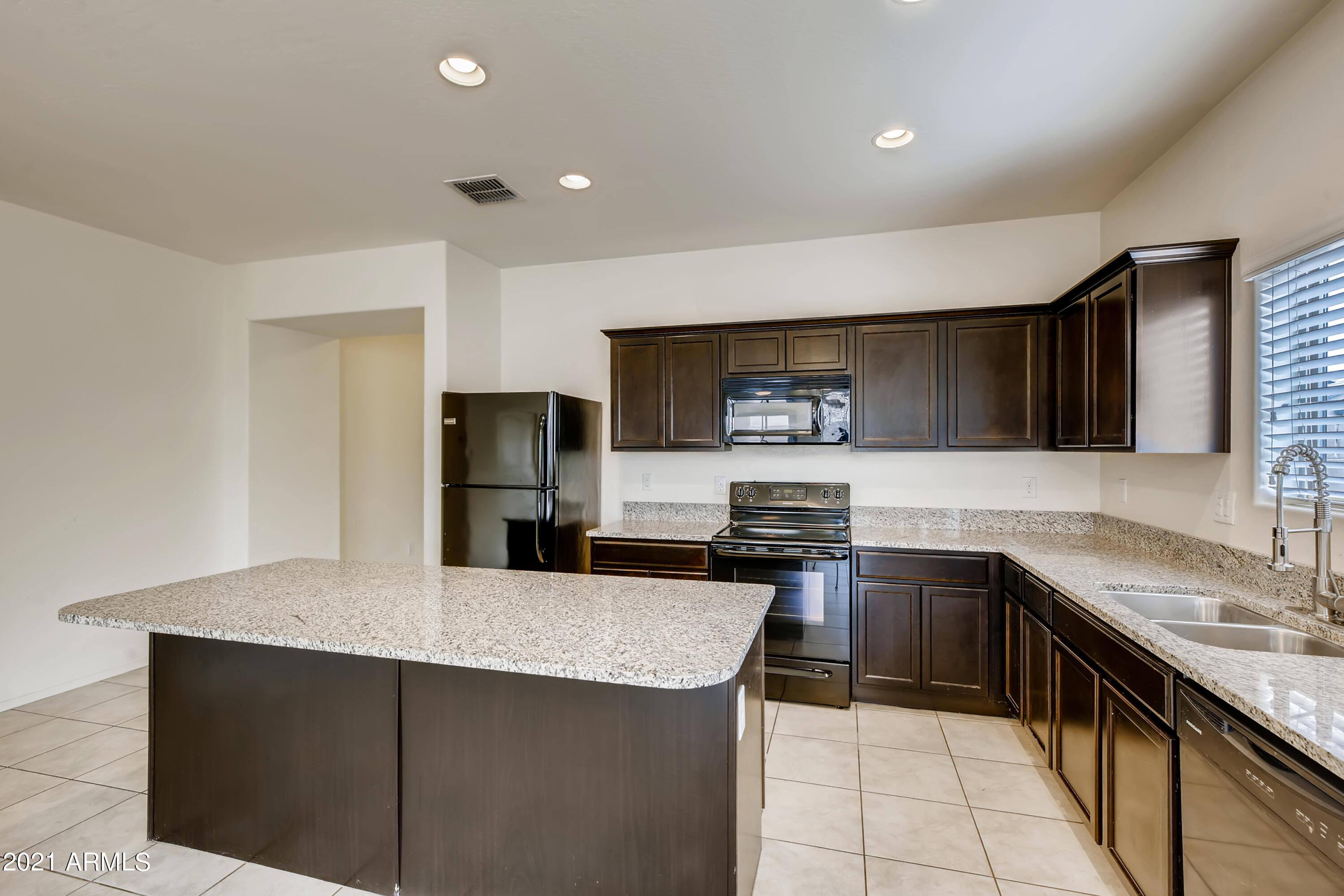 23807 West Chipman Road Buckeye, AZ 85326 - Photo 11 of 33 11-590588016-13 Kitchen
