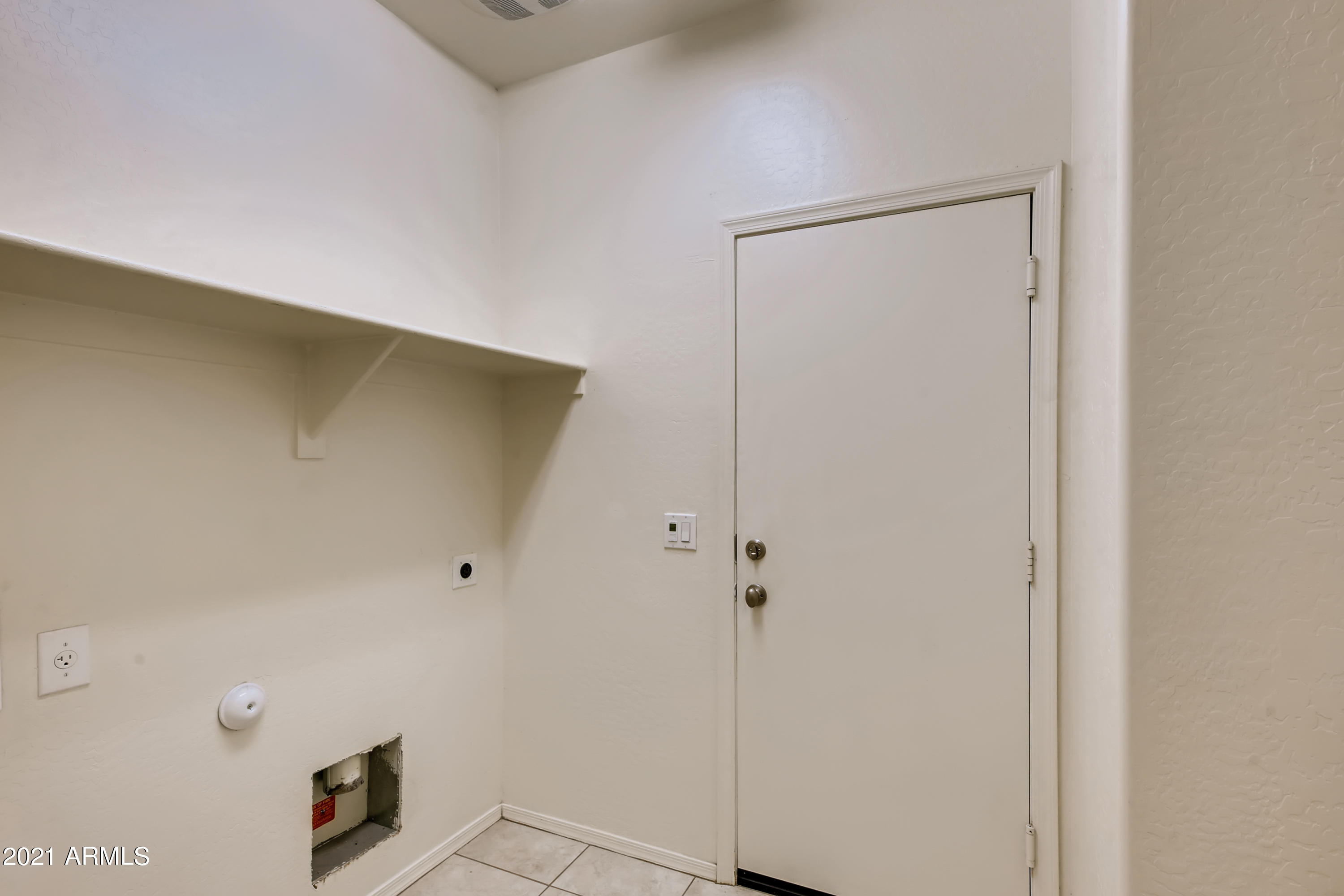 23807 West Chipman Road Buckeye, AZ 85326 - Photo 29 of 33 29-664277525-31 Laundry Room