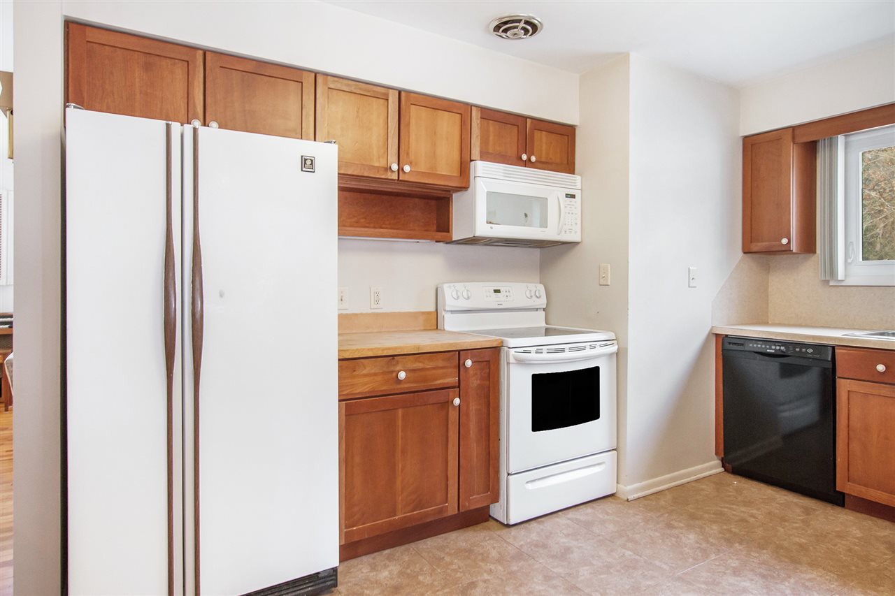 1218 Anderson Road Traverse City, MI 49686 - Photo 11 of 30 1885656-10.JPG