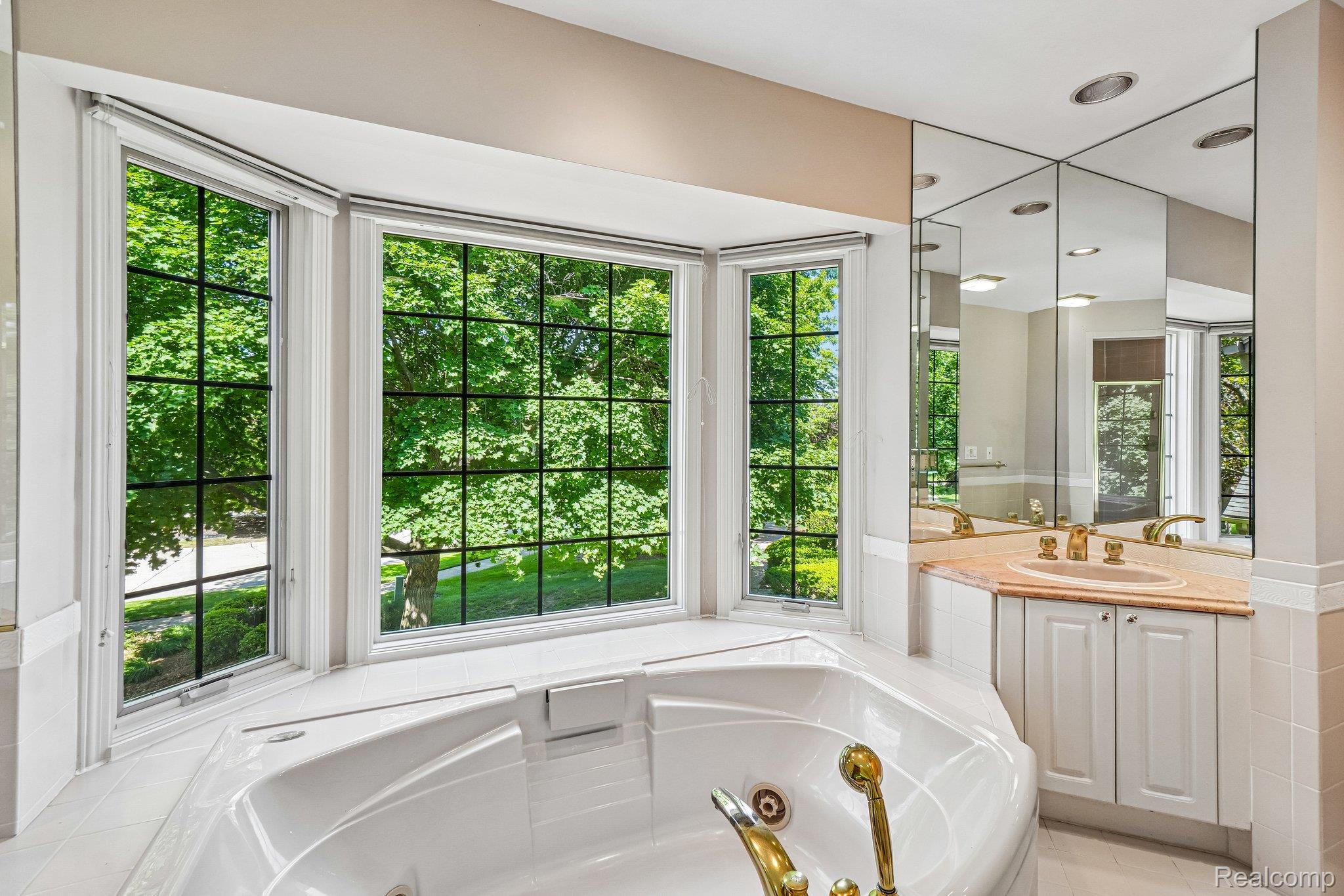 4523 Rivers Edge Drive Troy, MI 48098 - Photo 45 of 66 45-web-or-mls-Rivers Edge Dr-S0306-045.jpg