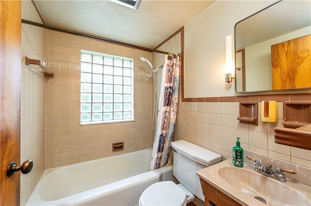 13740 Ridge Road Irwin, PA 15642 - Photo 24 of 43 a bathroom with a sink mirror toilet and bathtub