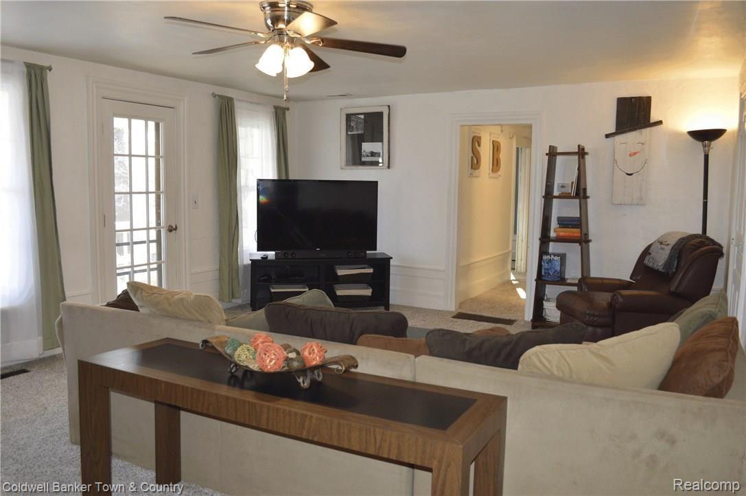7575 North Fowlerville Road Fowlerville, MI 48836 - Photo 11 of 34 Living Room