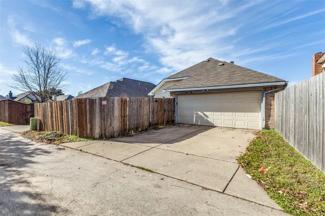 $2,100 | 920 Mossberg Lane, Mesquite, TX 75181