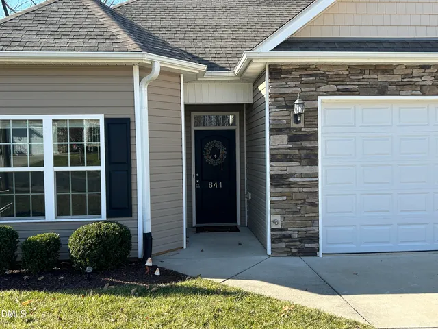 a view of yard with green space